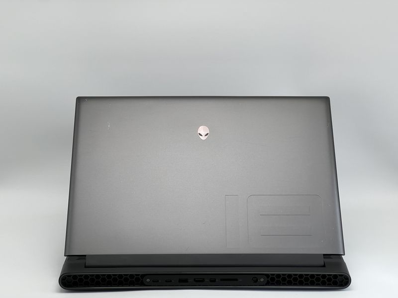 Ноутбук Dell Alienware m18 r1 / 18 IPS 165Гц 2560x1600 / AMD Ryzen 9 7945HX / RAM 32 GB / SSD 2048 GB / AMD Radeon 7900M / Клас A- / БУ DLLLNWRM18R1A7900204832IAM фото від Pixel